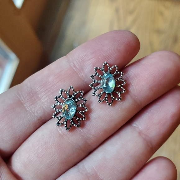 NWOT Baby Blue Flower Stud Earrings - Picture 3 of 5